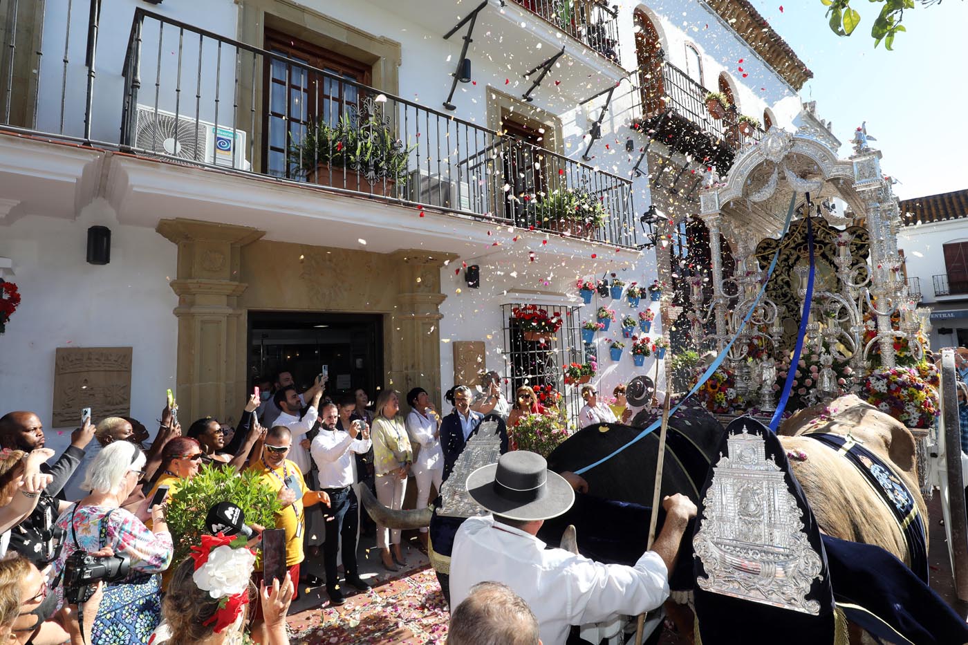 La alcaldesa realiza una ofrenda floral a la Hermandad del Rocío de Marbella en su salida hacia Almonte tras dos años de pandemia